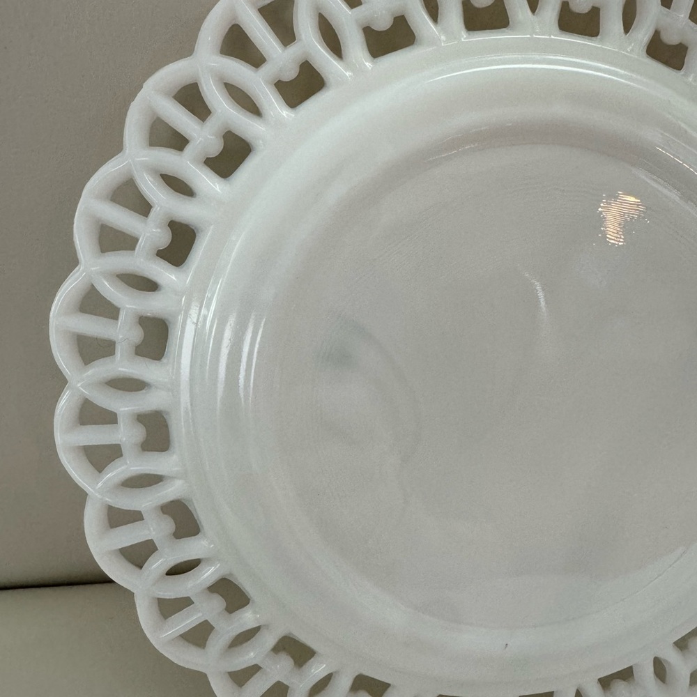 Vintage Anchor Hocking Scalloped Lace Milk Glass Salad Plate - Picture 4 of 4